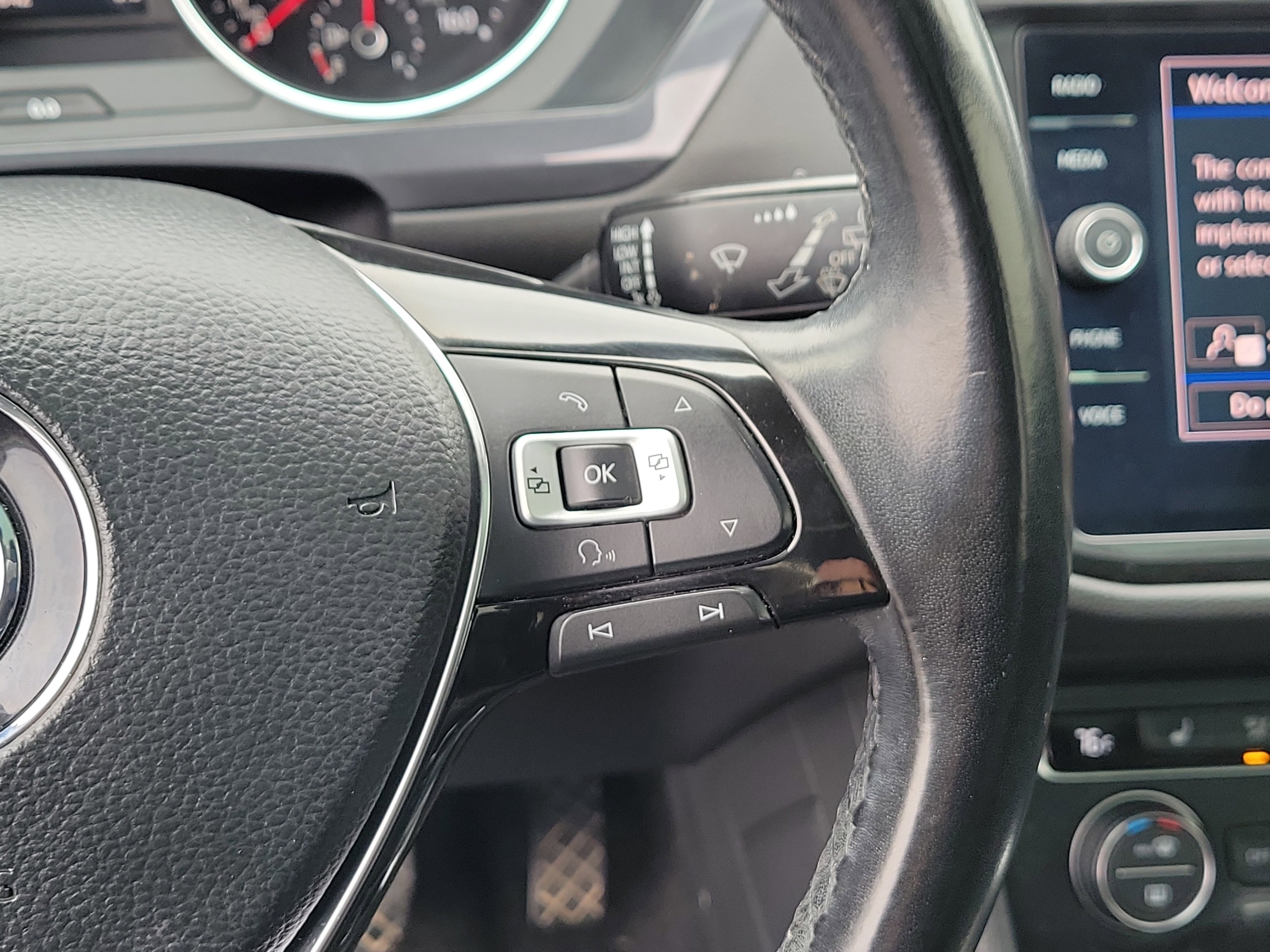 Used 2018 Volkswagen Tiguan SEL AWD/4WD image 25
