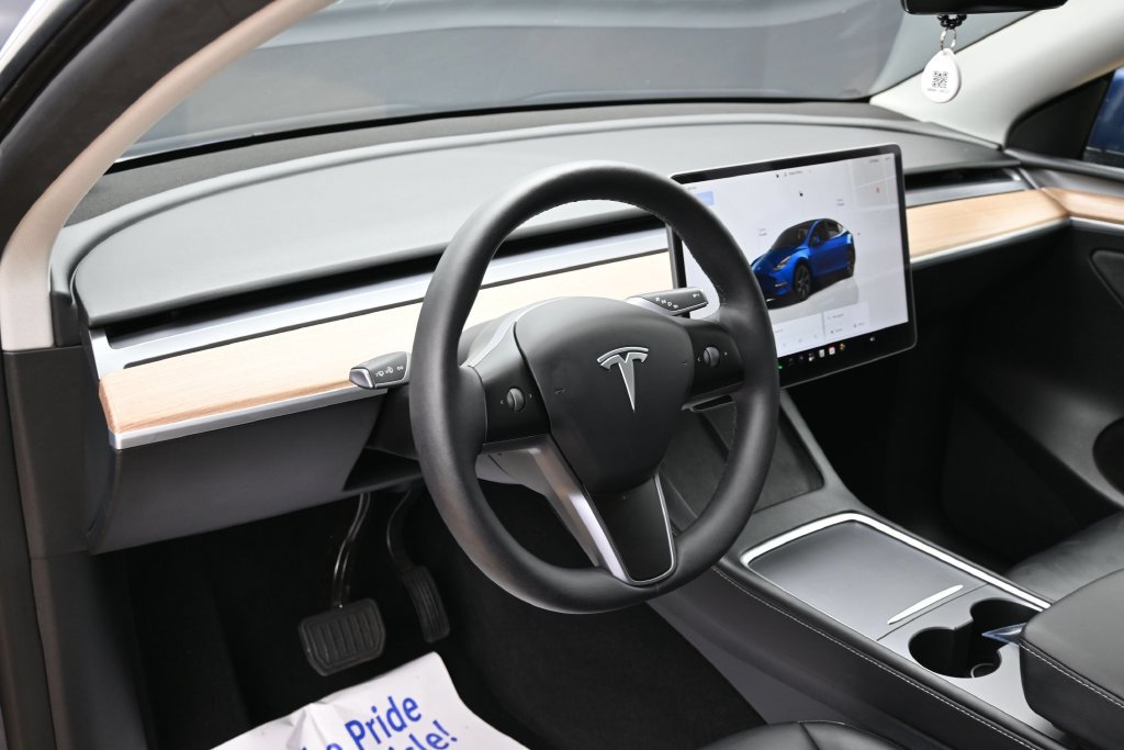 Used 2025 Tesla Model Y Long Range RWD image 16