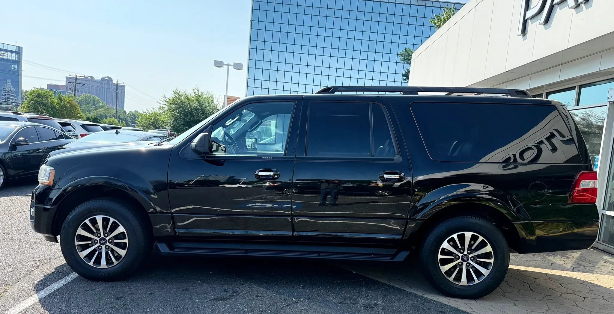 Used 2016 Ford Expedition EL XLT w/ Equipment Group 201A AWD/4WD image 4