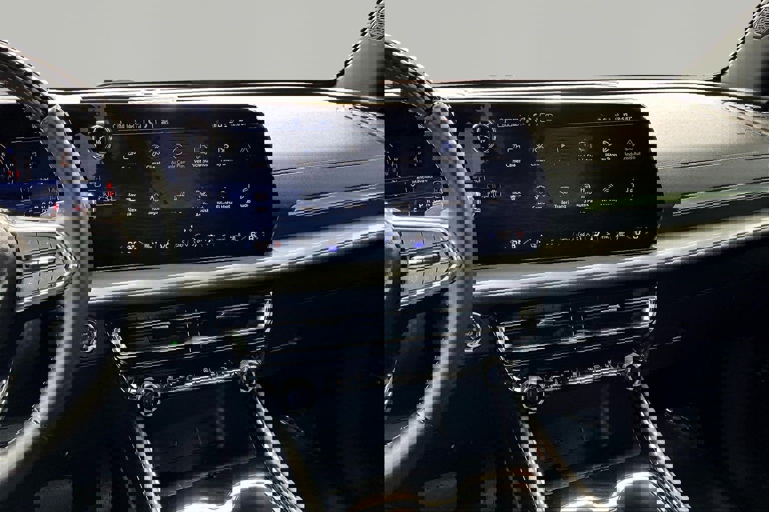 Used 2025 Chevrolet Traverse LT w/ Enhanced Driving Package AWD/4WD image 9