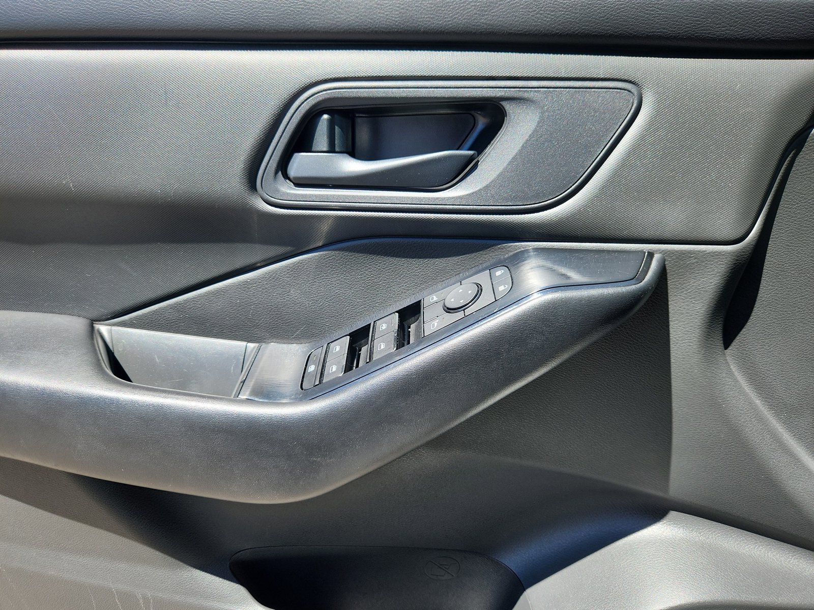 Used 2024 Nissan Rogue S AWD/4WD image 9