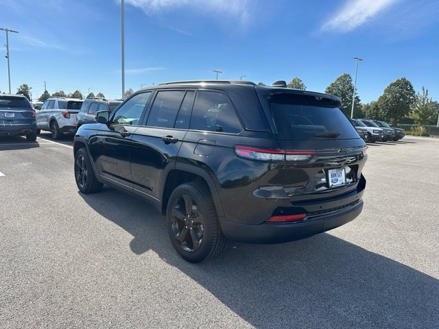 Used 2023 Jeep Grand Cherokee Limited w/ Luxury Tech Group II AWD/4WD image 6