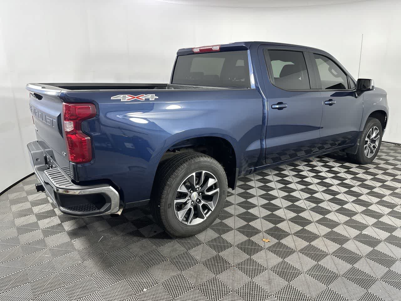 Used 2023 Chevrolet Silverado 1500 LT AWD/4WD image 8