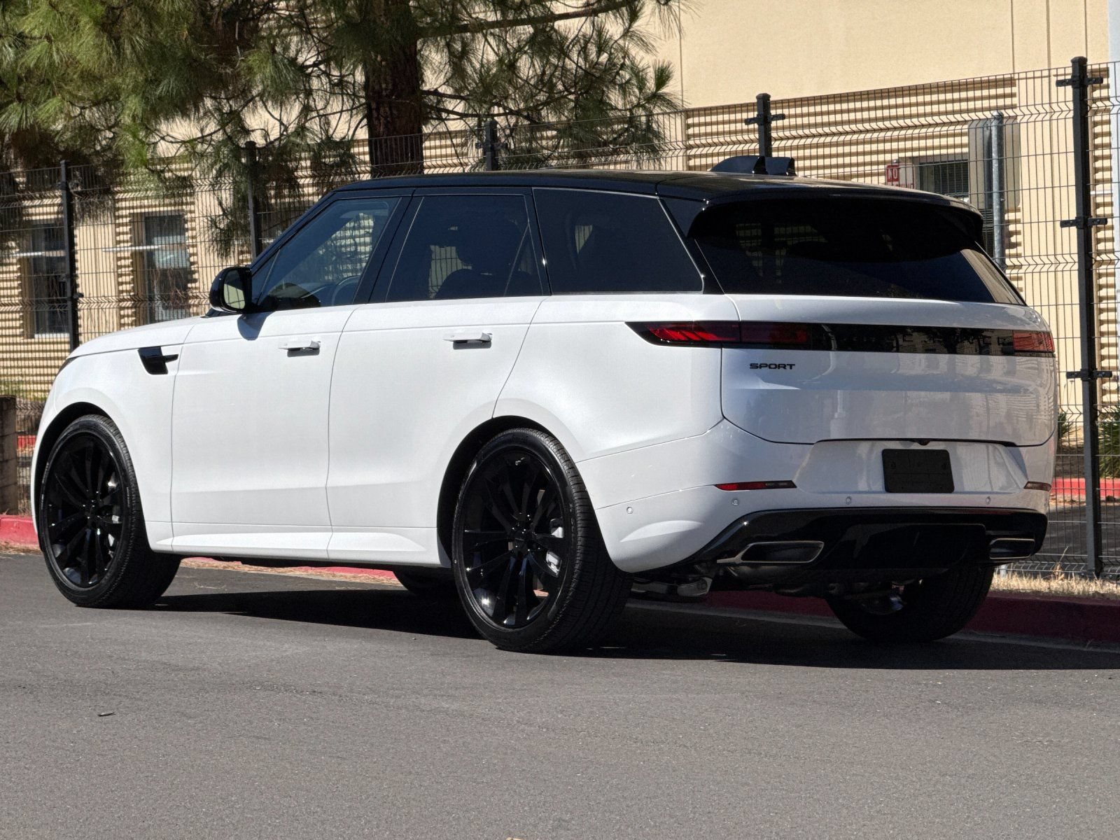 New 2026 Land Rover Range Rover Sport Dynamic SE AWD/4WD image 4