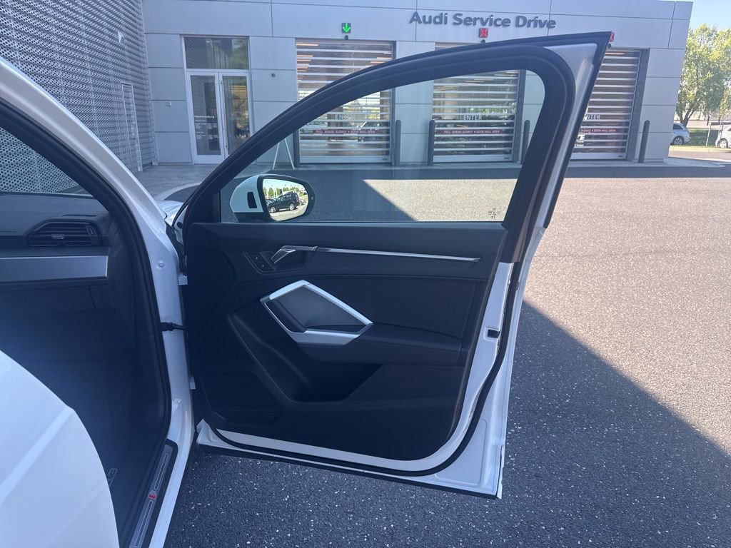 Used 2025 Audi Q3 2.0T Premium w/ Convenience Package AWD/4WD image 21