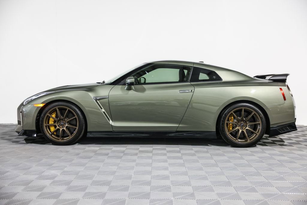 Used 2021 Nissan GT-R Premium image 14
