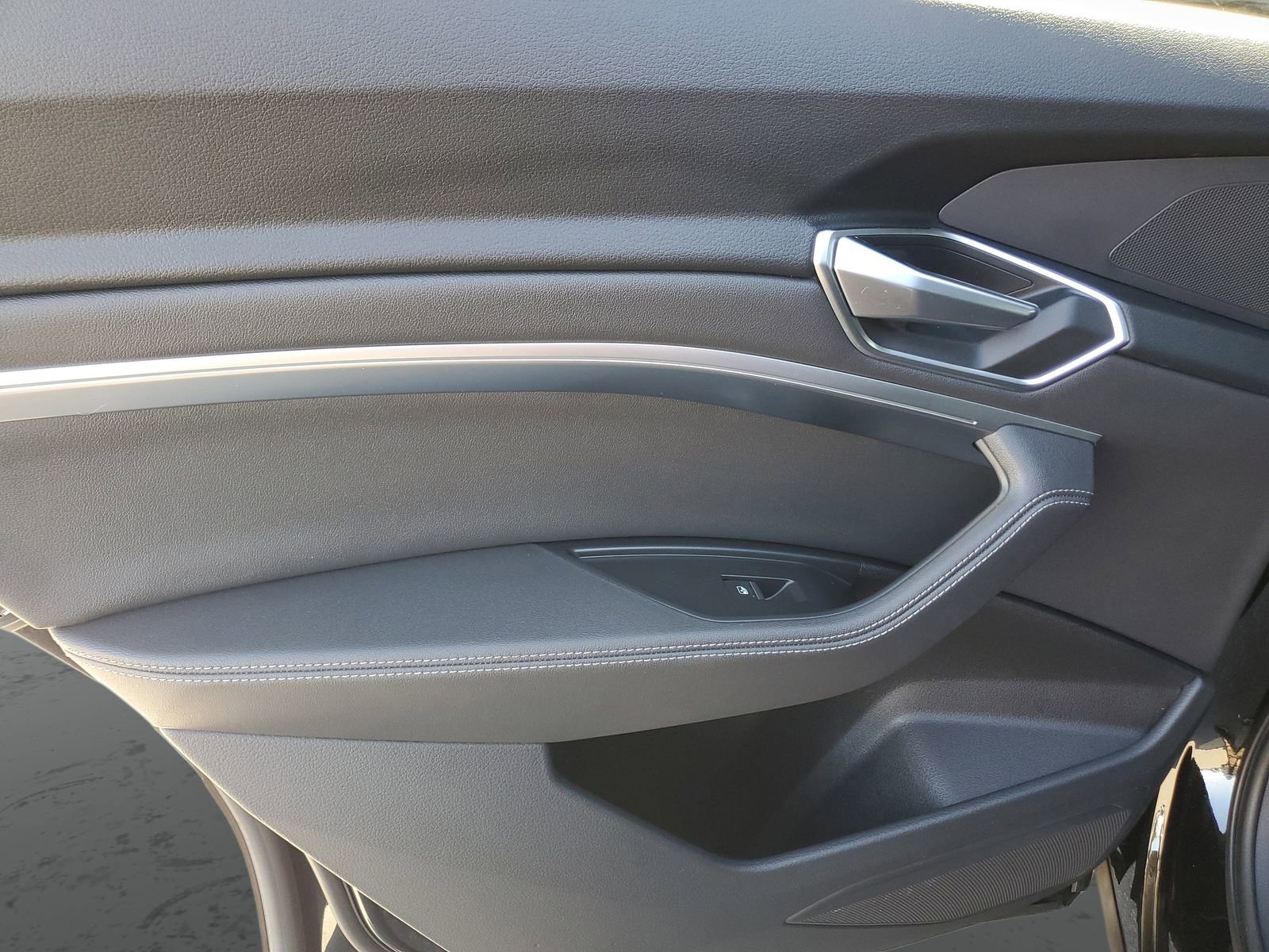 Used 2023 Audi e-tron Premium w/ Convenience Plus Package image 17