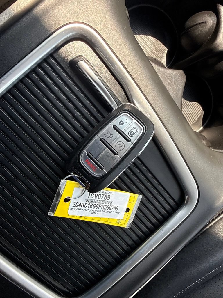 Used 2023 Chrysler Pacifica Touring-L FWD image 5
