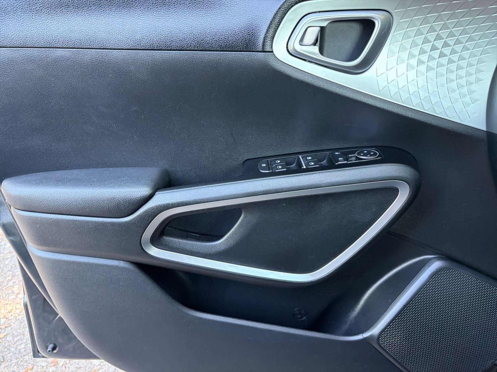 Used 2025 Kia Soul LX w/ LX Technology Package FWD image 18