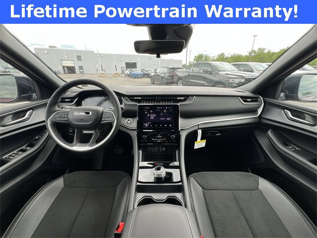 New 2025 Jeep Grand Cherokee Altitude image 14