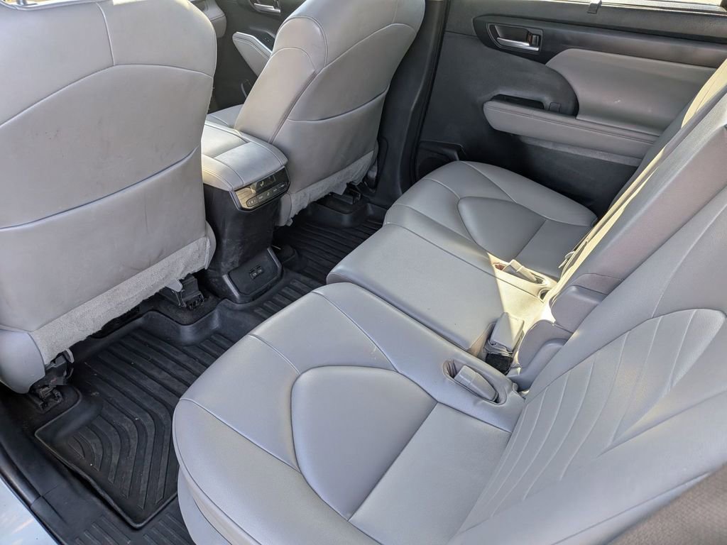 Used 2022 Toyota Highlander XLE AWD/4WD image 30