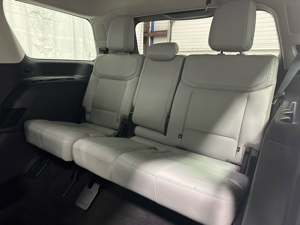 Used 2025 Ford Expedition Platinum image 44