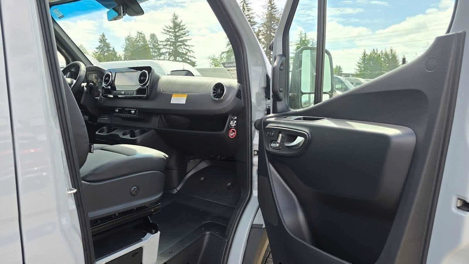 Used 2025 Mercedes-Benz Sprinter 2500 image 10