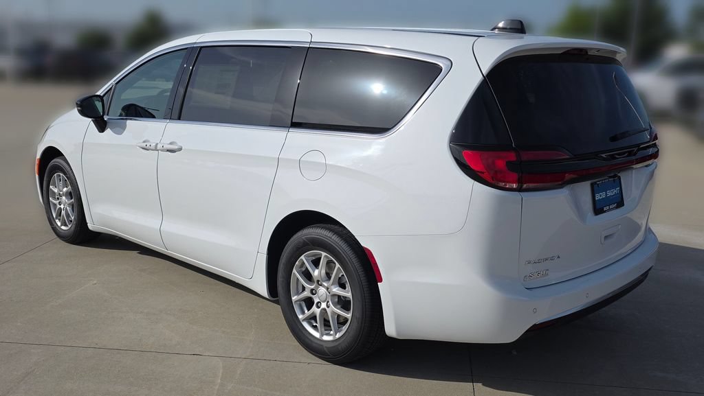 New 2027 Chrysler Pacifica Select FWD image 3