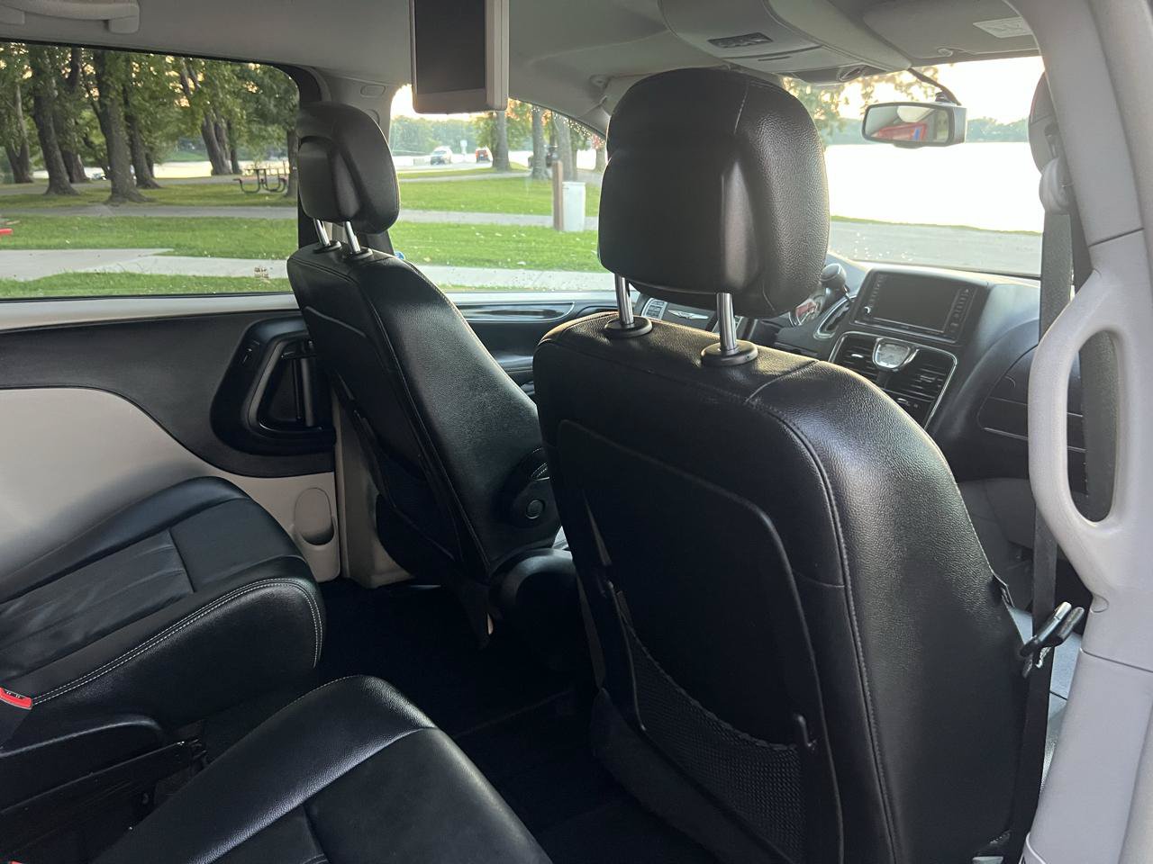 Used 2013 Chrysler Town & Country Touring FWD image 30