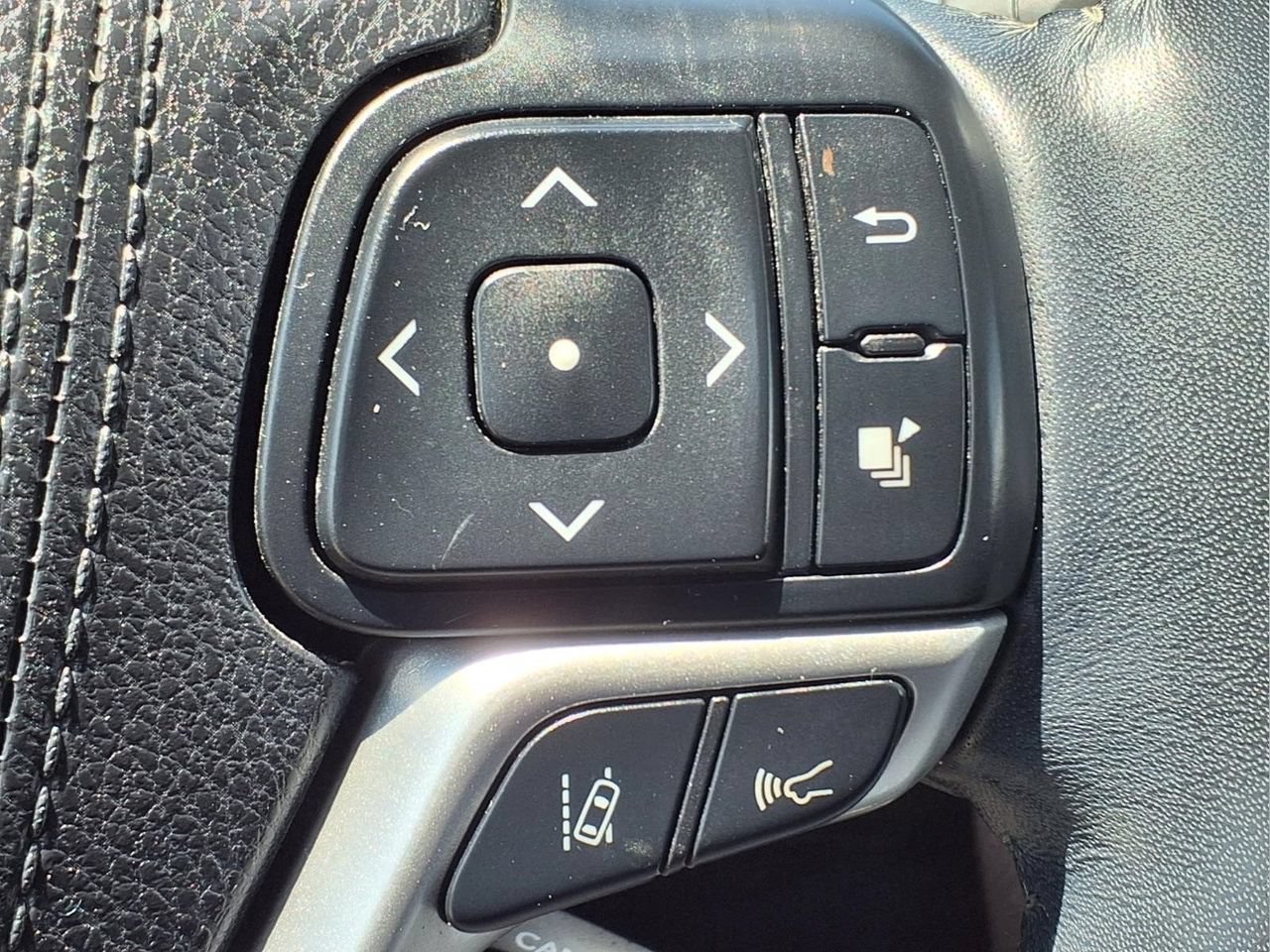 Used 2018 Toyota Highlander XLE AWD/4WD image 25