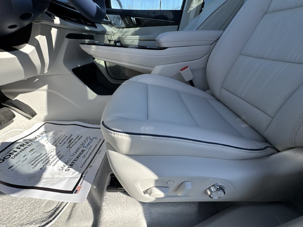 New 2026 Buick Enclave Avenir w/ Super Cruise Package FWD image 12