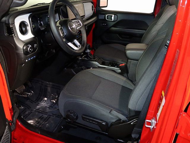 Used 2025 Jeep Wrangler Unlimited Sahara image 12