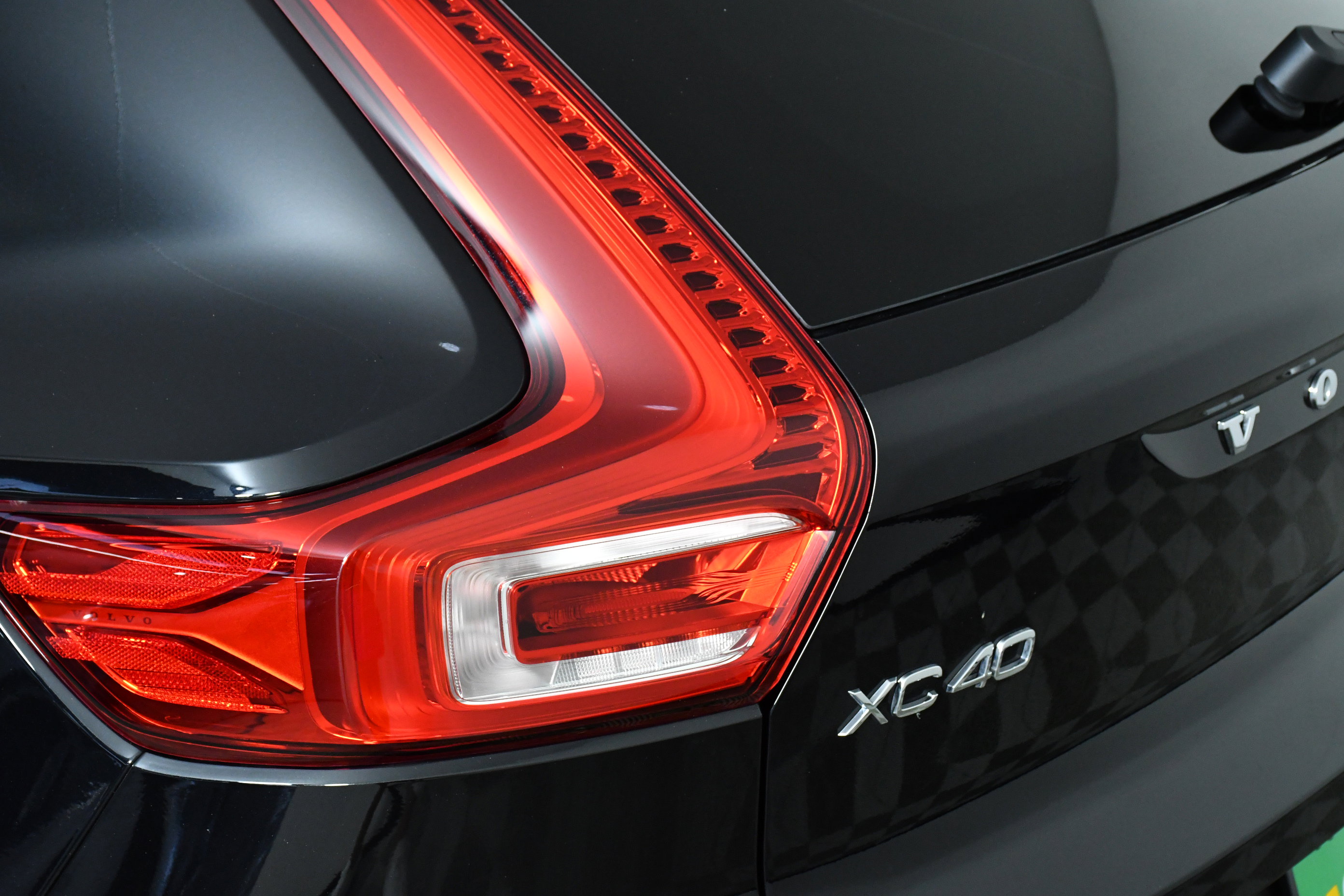 Used 2025 Volvo XC40 B5 Plus image 33