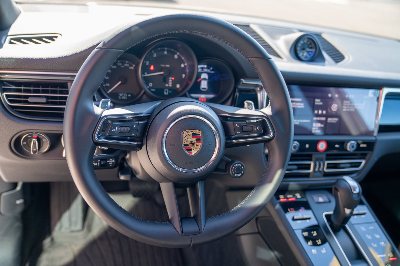 Certified 2026 Porsche Macan AWD/4WD image 13