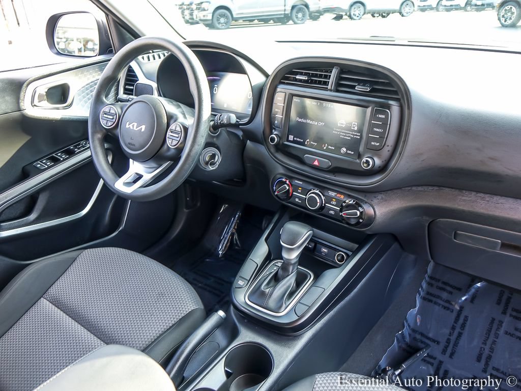 Used 2025 Kia Soul LX w/ LX Technology Package FWD image 22