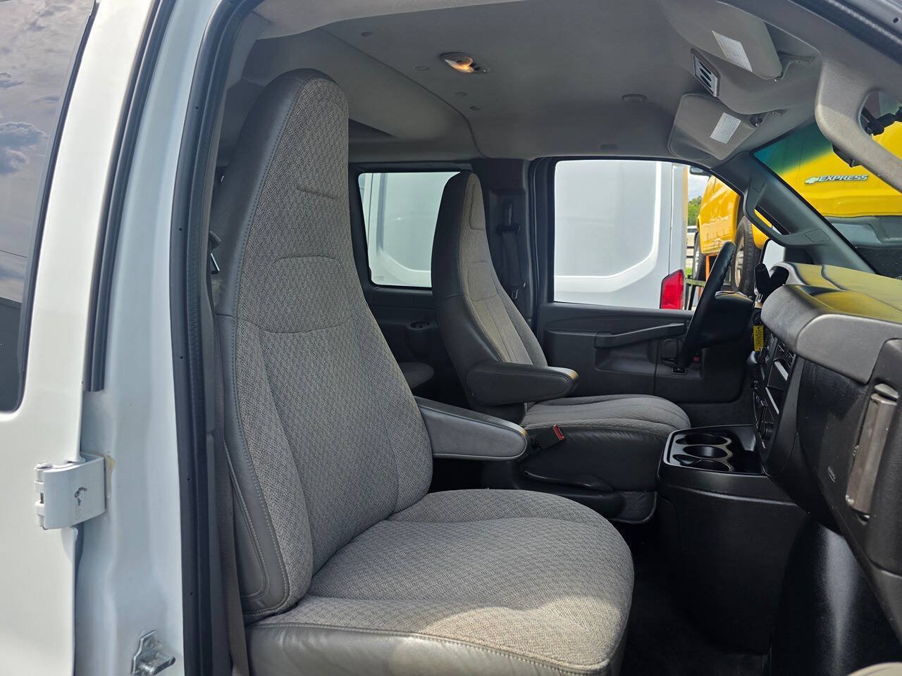 Used 2018 Chevrolet Express 3500 LT w/ LT Preferred Equipment Group RWD image 9
