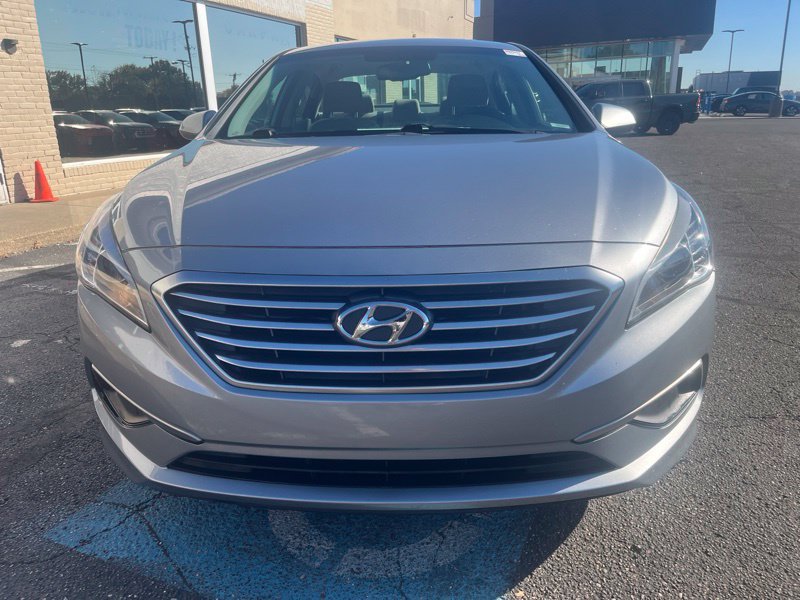 Used 2017 Hyundai Sonata SE FWD image 2