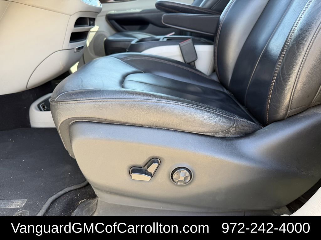 Used 2017 Chrysler Pacifica Touring-L FWD image 30