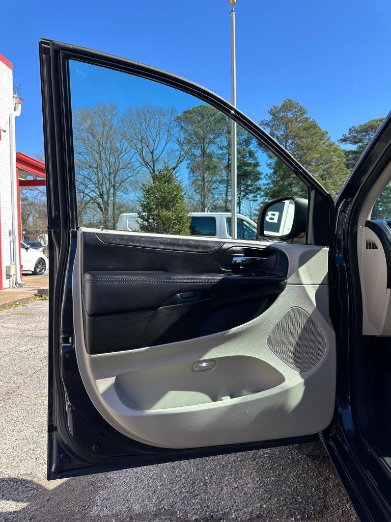 Used 2013 Dodge Grand Caravan SE image 16