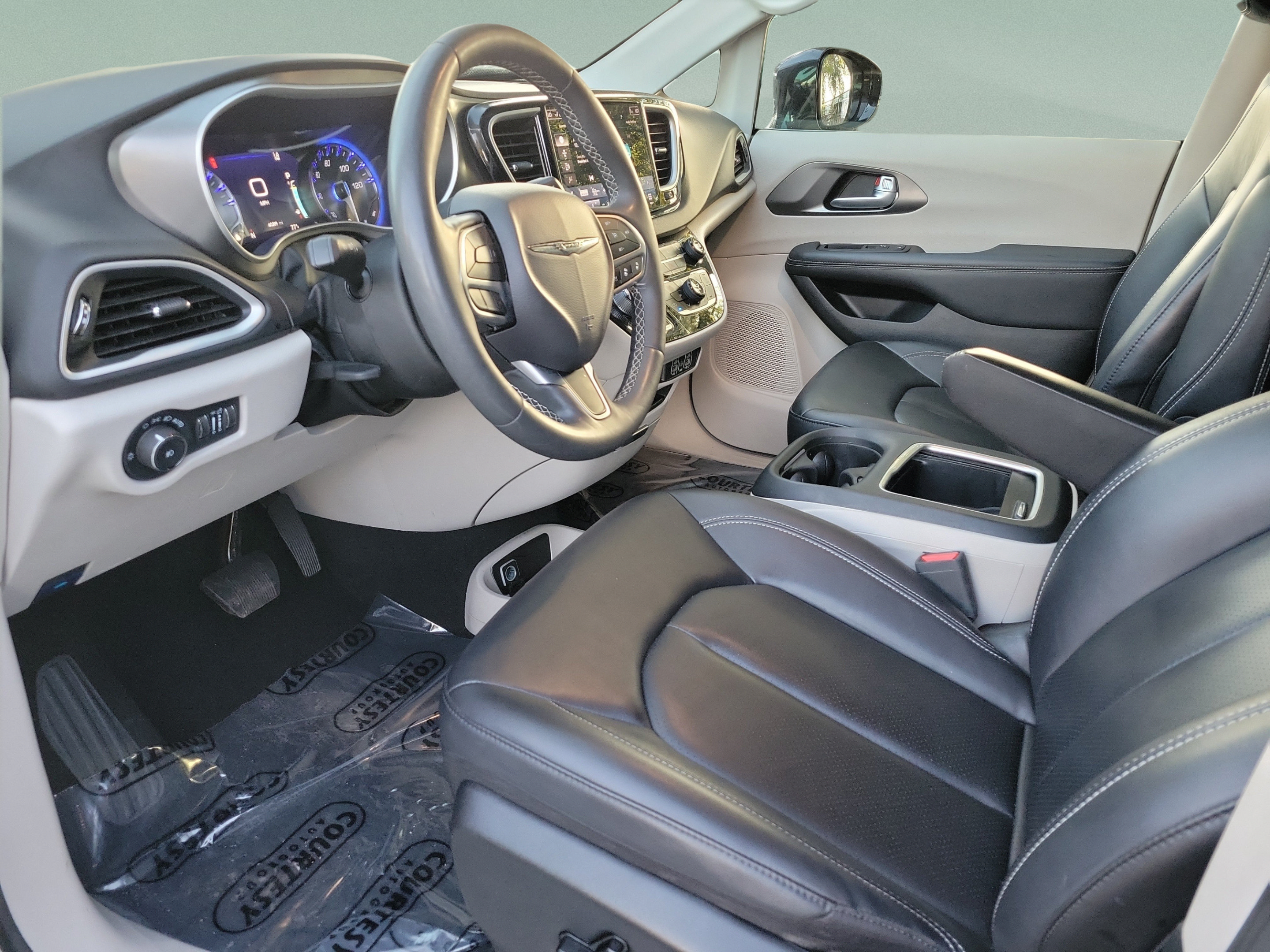 Used 2024 Chrysler Pacifica Touring-L FWD image 18