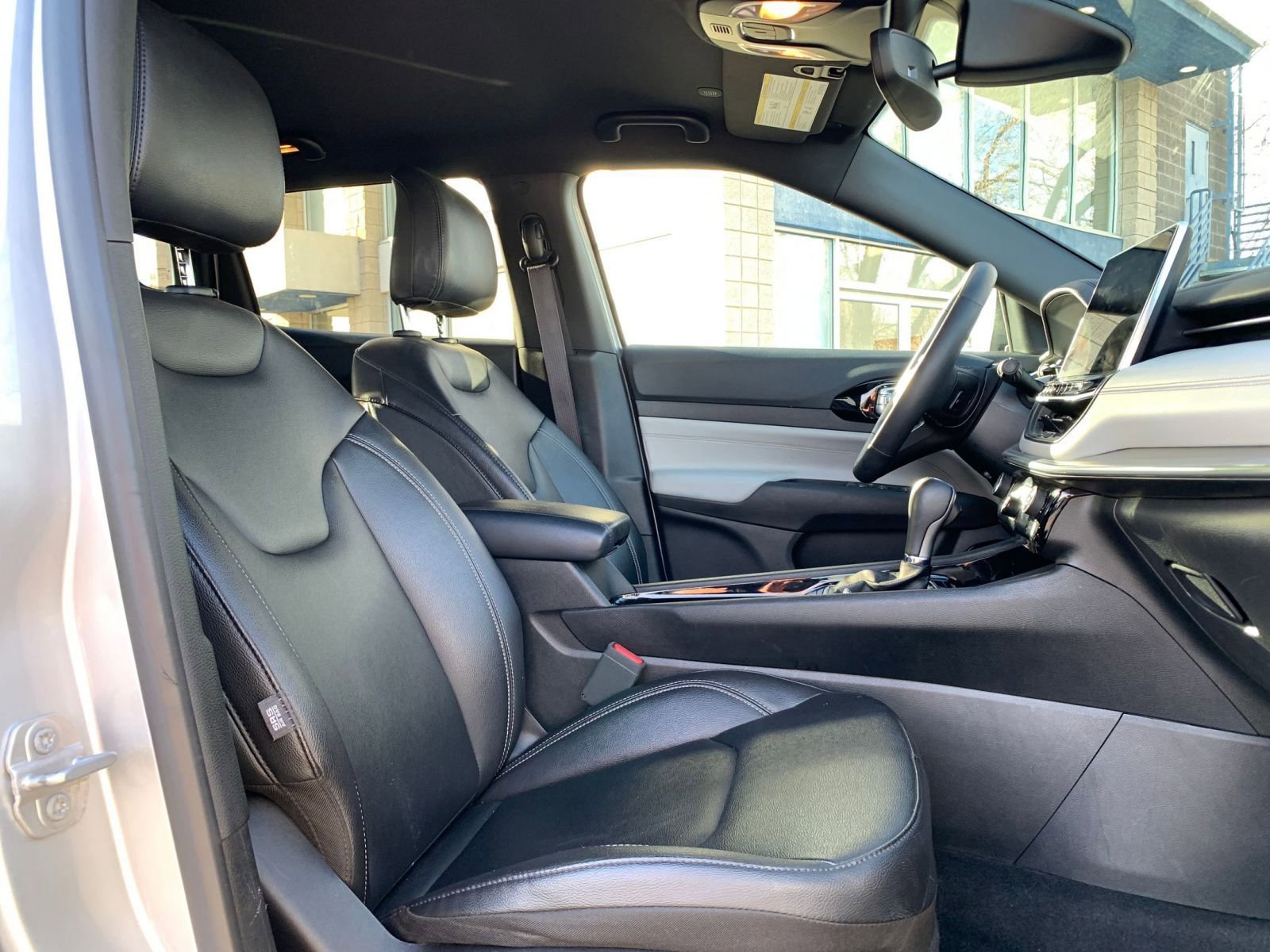 Used 2025 Jeep Compass Limited image 37