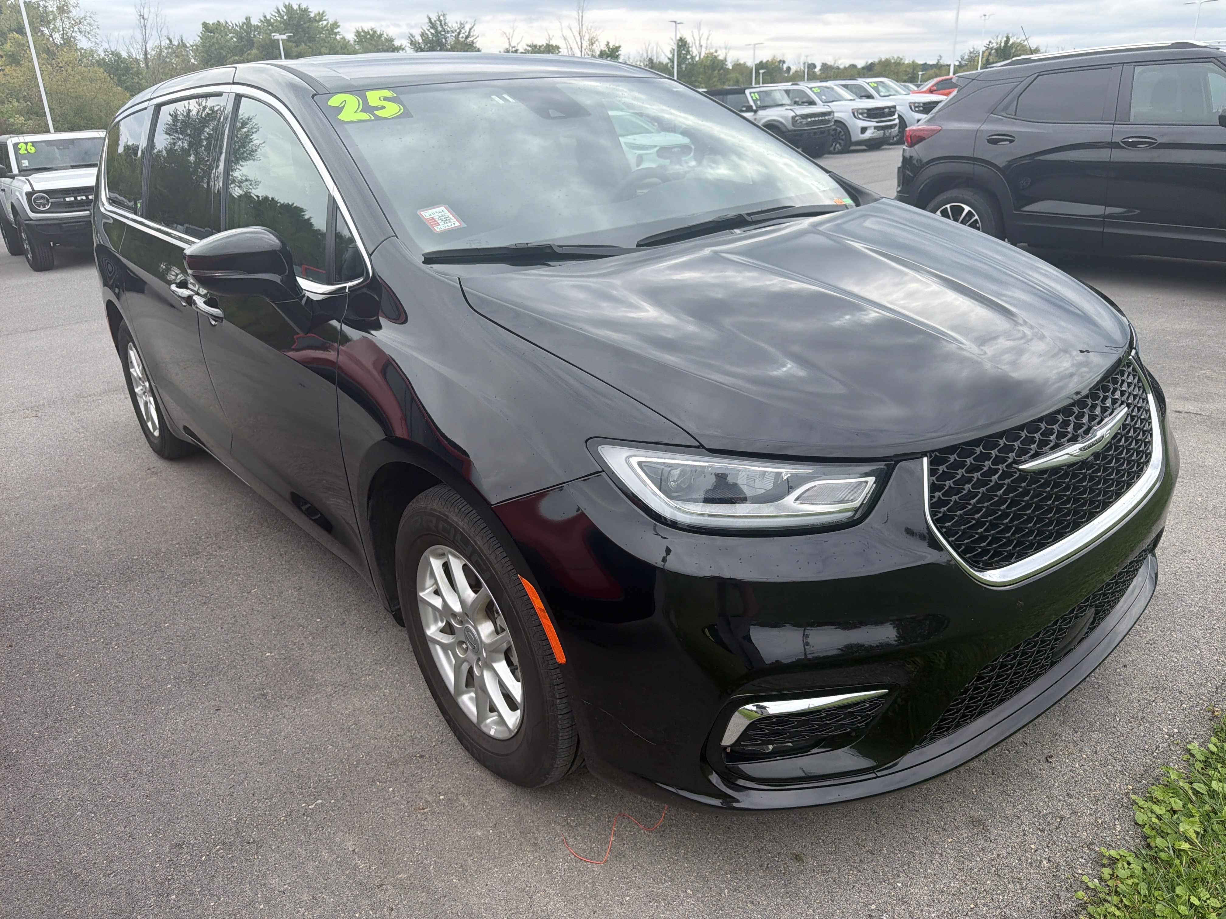 Used 2025 Chrysler Pacifica Select FWD image 1