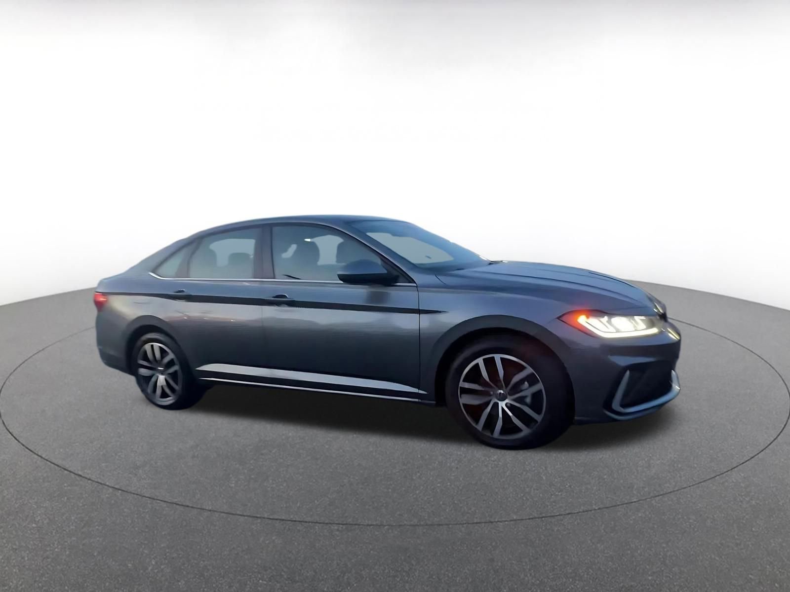 Used 2025 Volkswagen Jetta SE image 2