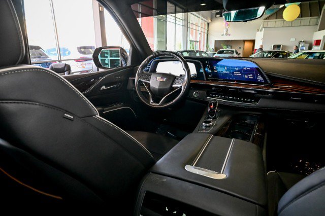 Used 2023 Cadillac Escalade ESV Premium Luxury image 25