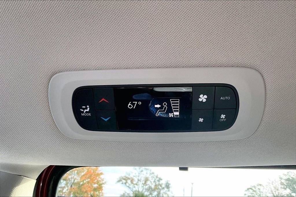 Used 2024 Chrysler Pacifica Touring-L image 10