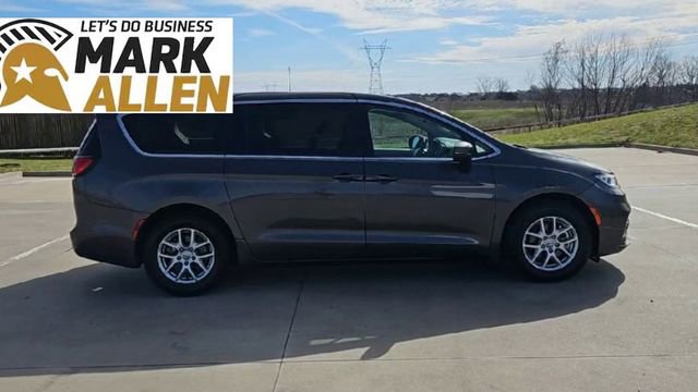 Used 2023 Chrysler Pacifica Touring-L FWD image 9
