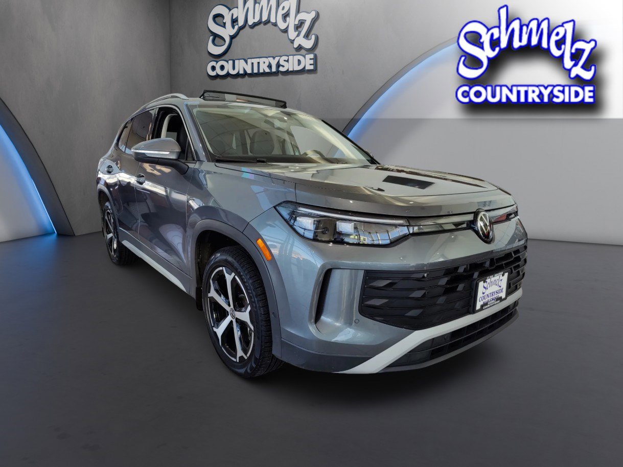 Used 2025 Volkswagen Tiguan SE image 1