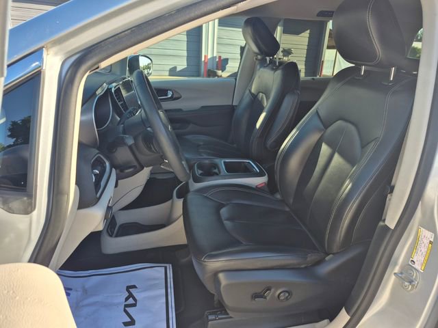 Used 2023 Chrysler Pacifica Touring-L image 11