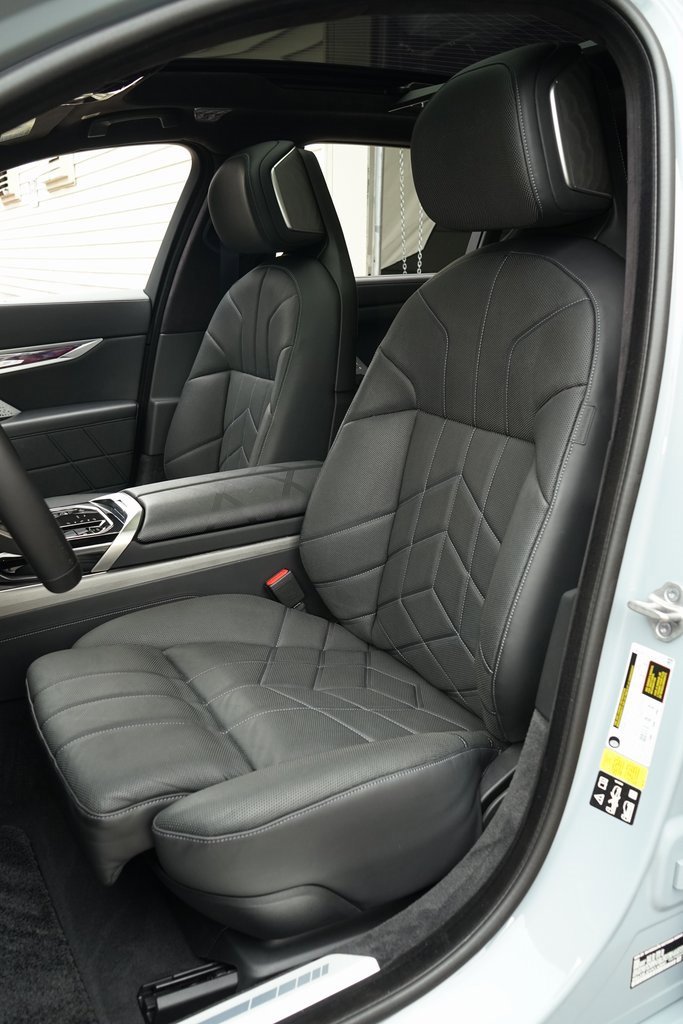 Used 2023 BMW 760i xDrive image 9