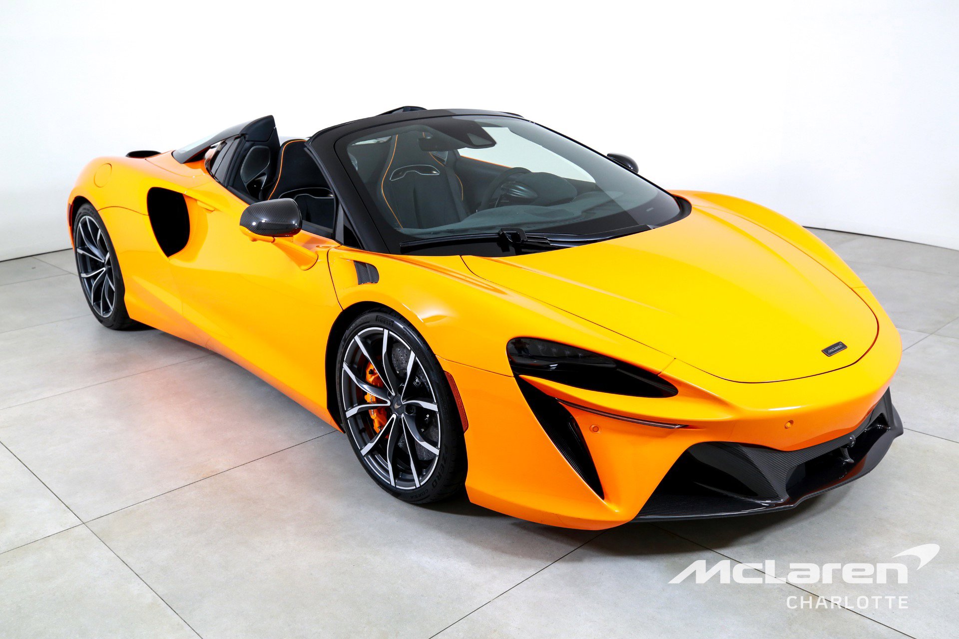 Used 2025 McLaren Artura Spider image 4
