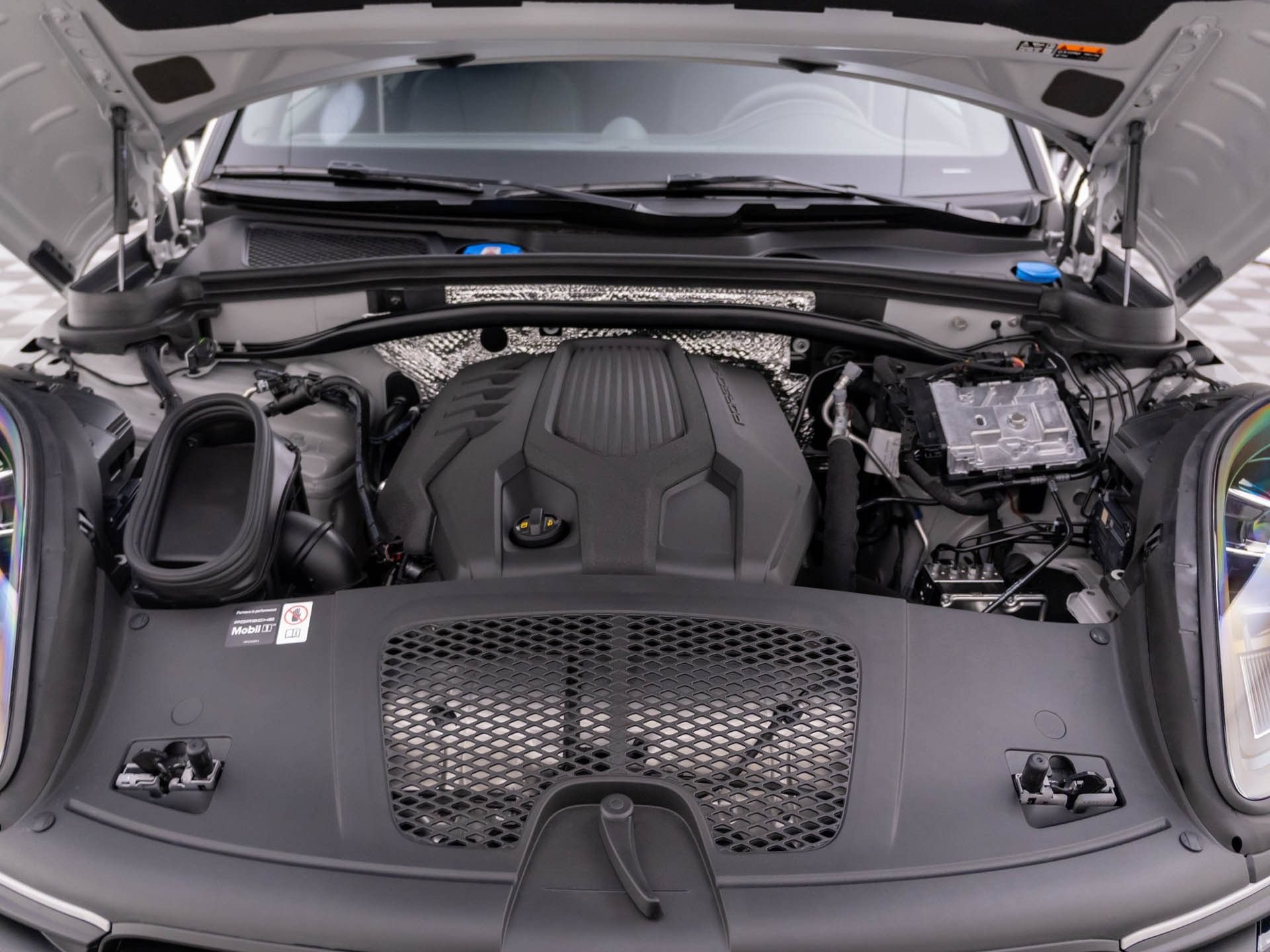New 2026 Porsche Macan Turbo AWD/4WD image 32