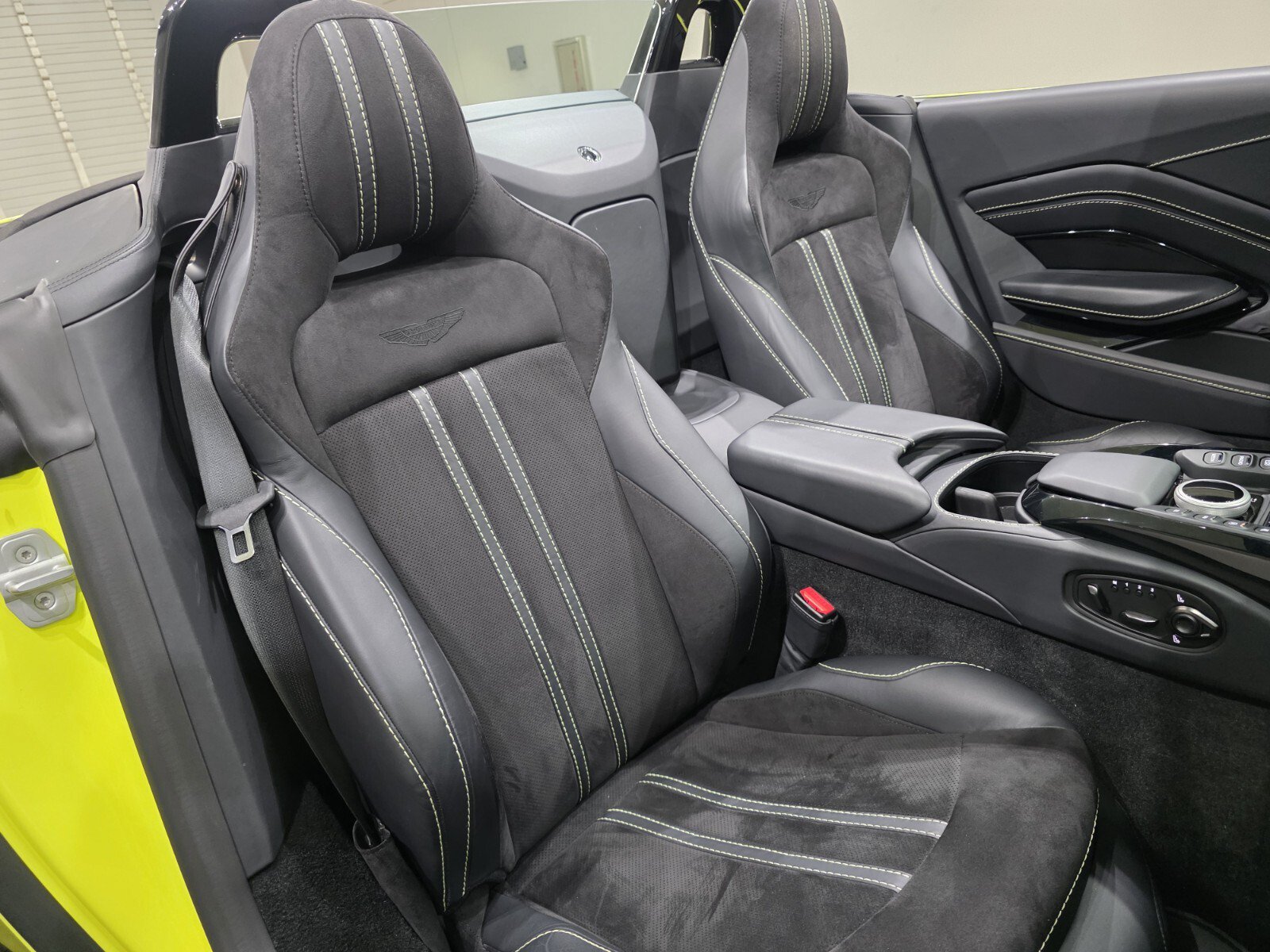 Used 2023 Aston Martin V8 Vantage Roadster RWD image 17