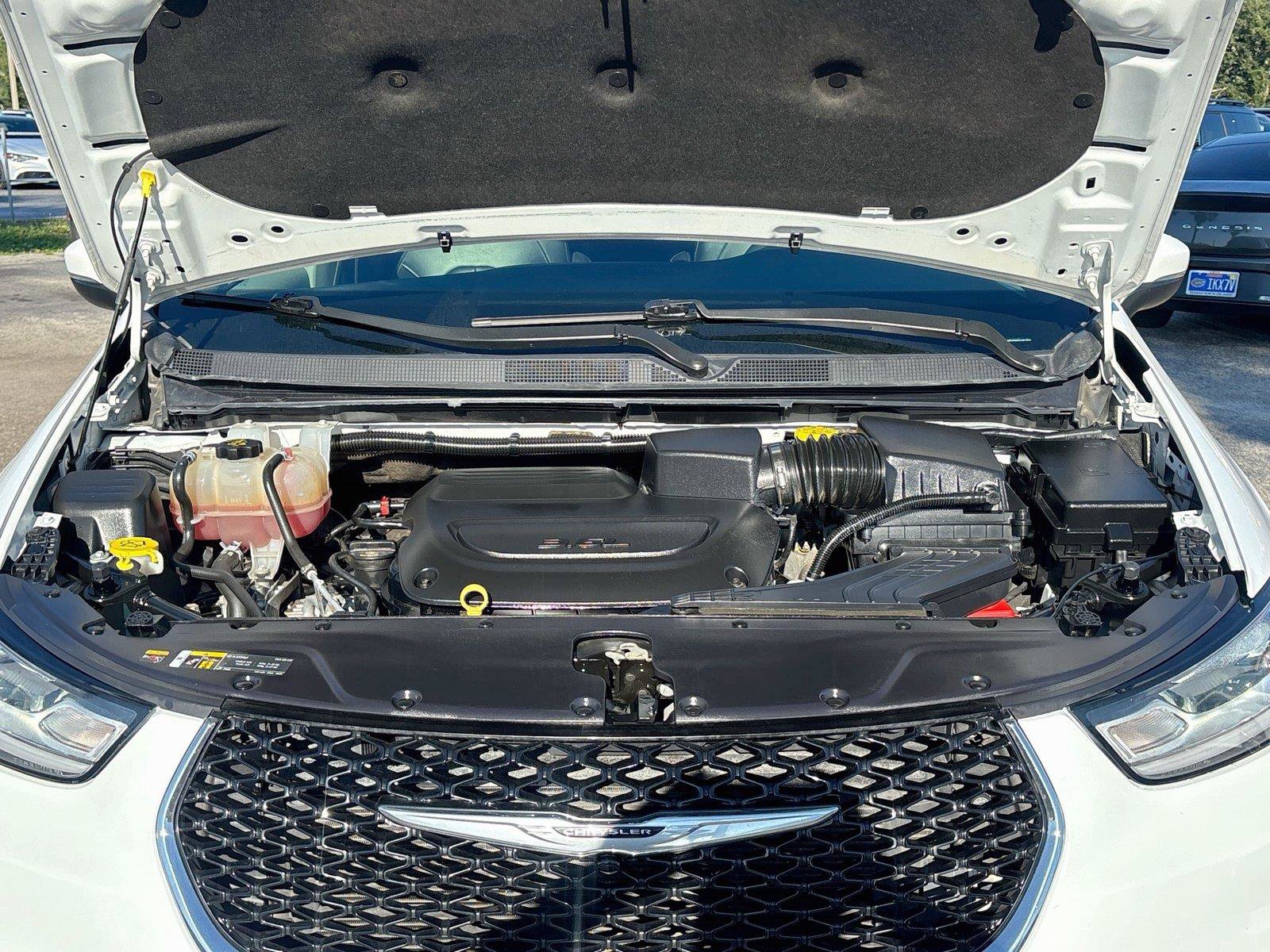 Used 2023 Chrysler Pacifica Touring-L FWD image 30