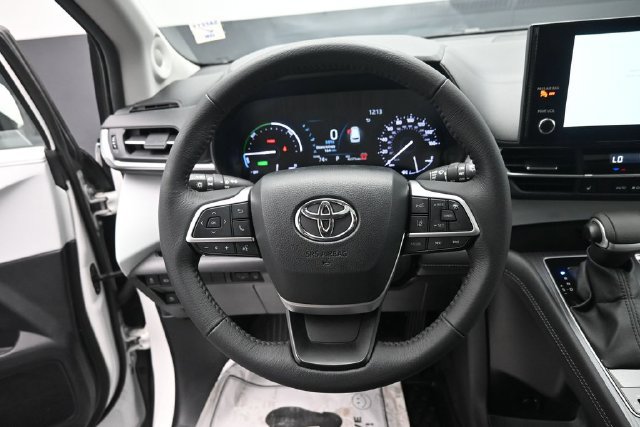 Used 2025 Toyota Sienna XLE w/ XLE Plus Package AWD/4WD image 15