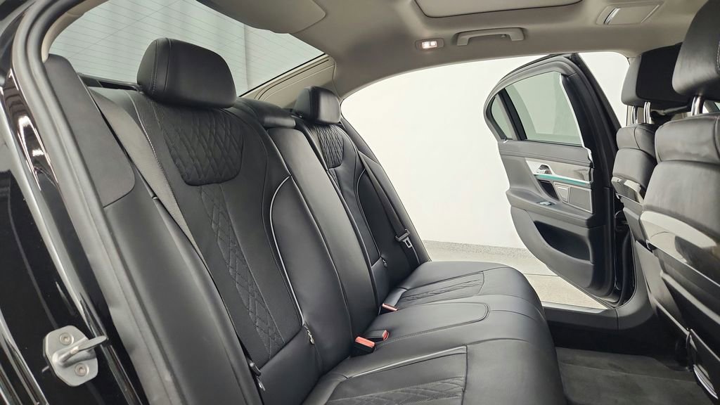 Used 2018 BMW 750i xDrive image 36