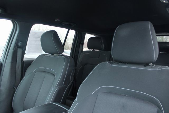 Used 2025 Jeep Grand Cherokee Laredo w/ Luxury Tech Group I AWD/4WD image 14