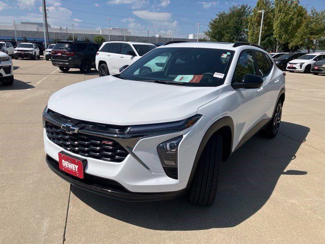 Used 2025 Chevrolet Trax RS w/ Sunroof Package FWD image 3