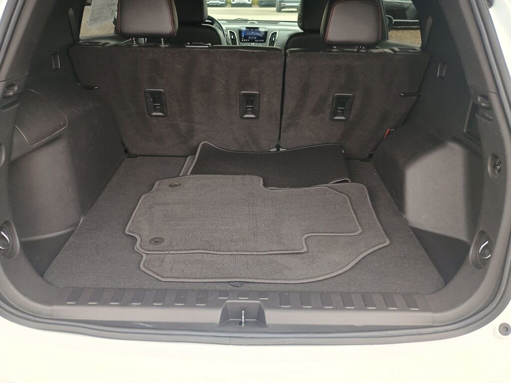 Used 2022 Chevrolet Equinox RS w/ Infotainment Package image 18