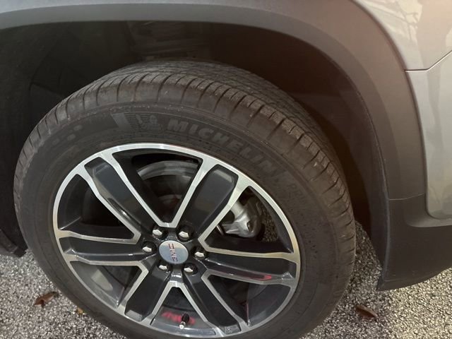 Used 2023 GMC Acadia SLT w/ Technology Package image 4