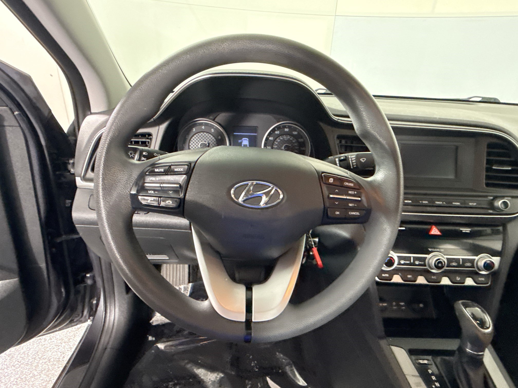 Used 2020 Hyundai Elantra SE w/ Cargo Package (C1) FWD image 13